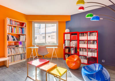Décoration colorée de bureaux EAD à Neuilly, par Béatrice Elisabeth, Décoratrice UFDI à Neuilly et Paris : une bibliothèque colorée