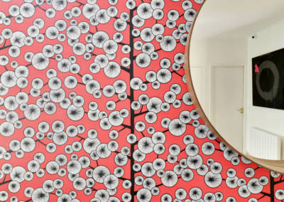 Décoration Maison à Marne la Coquette - Une entrée avec un papier peint rouge missprint, par Béatrice Elisabeth, Décoratrice UFDI à Neuilly et Paris