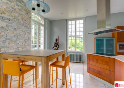 Décoration d'une maison à Garches - La cuisine aux tons merisiers, pierre et verts - Détail de la table, par Béatrice Elisabeth, Décoratrice UFDI à Neuilly et Paris
