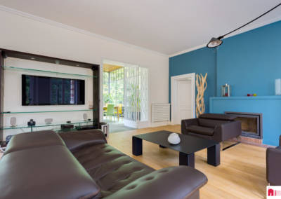 Décoration d'une maison à Garches - Le salon aux tons bleus et bois - vue de la télévision, par Béatrice Elisabeth, Décoratrice UFDI à Neuilly et Paris