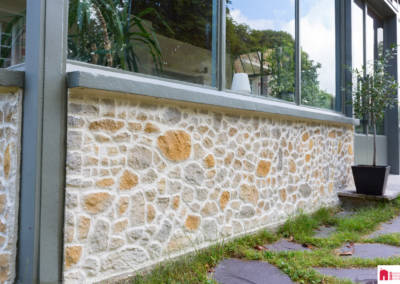 Décoration d'une maison à Garches - Parement de pierre Stone Art, par Béatrice Elisabeth, Décoratrice UFDI à Neuilly et Paris