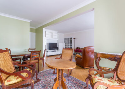 Remise en beauté appartement à Neuilly - Une touche de vert pour la mise en valeur et des meubles en acajou, par Béatrice Elisabeth, Décoratrice UFDI à Neuilly et Paris