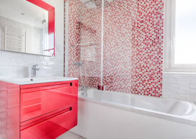 Rénovation appartement Paris 19ème - La salle de bain - Meuble rouge et paroi de douche pour la baignoire, par Béatrice Elisabeth, Décoratrice UFDI à Neuilly et Paris