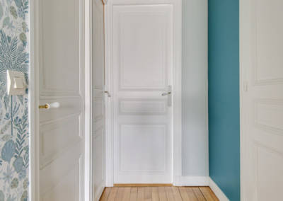 Visite conseil en décoration à Sartrouville - Le couloir au parquet éclairçi et de la couleur pour créer de la profondeur, par Béatrice Elisabeth, Décoratrice UFDI à Neuilly et Paris