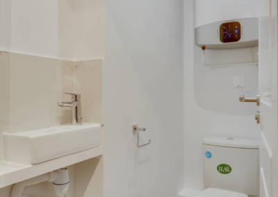 Rénovation appartement à Courbevoie - Les toilettes avec chauffe-eau extra plat, par Béatrice Elisabeth, Décoratrice UFDI à Neuilly et Paris