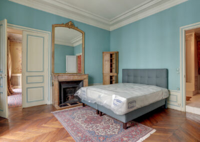 Appartement de style à Paris 7ème - la chambre avant travaux, par Béatrice Elisabeth, Décoratrice UFDI à Neuilly et Paris
