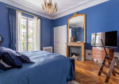 Appartement de style haussmannien à Paris 7ème - La chambre master aux tons bleus et or, par Béatrice Elisabeth, Décoratrice UFDI à Neuilly et Paris