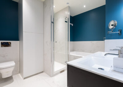 Appartement de style haussmannien à Paris 7ème - La salle de bain de la chambre Master avec la zone lavage fermée, par Béatrice Elisabeth, Décoratrice UFDI à Neuilly et Paris