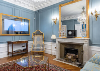 Appartement de style haussmannien à Paris 7ème - Le salon avec sa télévision miroir, par Béatrice Elisabeth, Décoratrice UFDI à Neuilly et Paris
