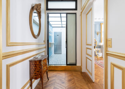 Appartement de style haussmannien à Paris 7ème - Les couloirs aux dorures structurantes, par Béatrice Elisabeth, Décoratrice UFDI à Neuilly et Paris