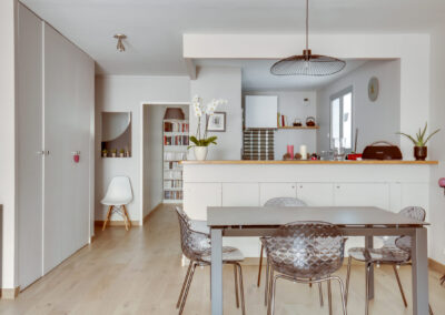 Rénovation d'un appartement à Courbevoie - La salle à manger avec vue sur la cuisine, par Béatrice Elisabeth, Décoratrice UFDI à Neuilly et Paris