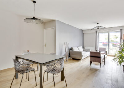 Rénovation d'un appartement à Courbevoie - La salle à manger avec vue sur le salon, par Béatrice Elisabeth, Décoratrice UFDI à Neuilly et Paris