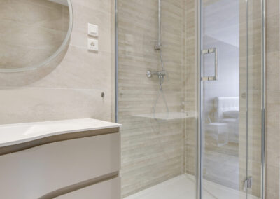 Rénovation d'un appartement à Courbevoie - La salle de bain - la douche d'angle, par Béatrice Elisabeth, Décoratrice UFDI à Neuilly et Paris