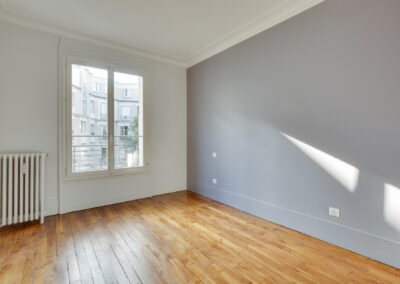 Agencement Appartement pour location Paris 17ème - Une des chambres aux couleurs douces, par Béatrice Elisabeth, Décoratrice UFDI à Neuilly et Paris