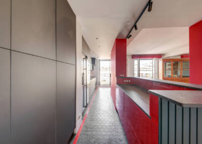 Une cuisine toute en longueur en gris et rouge, par Béatrice Elisabeth, Architecte d'intérieur UFDI à Neuilly et Paris