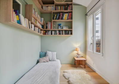 Chambre avec bibliothèque suspendue, par Béatrice Elisabeth, Architecte d'intérieur UFDI à Neuilly et Paris