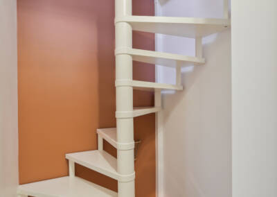Escalier en colimaçon et peinture orange rouille en arrière plan, par Béatrice Elisabeth, Architecte d'intérieur UFDI à Neuilly et Paris